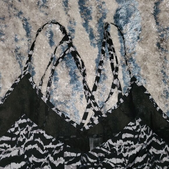 FABLETICS Dash Black White Sandstorm  || Small || GUC - Picture 5 of 15